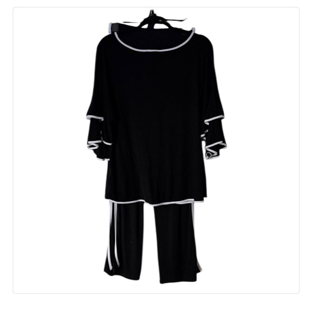 Cable & Gauge size XL black top with white details on short ruffles sleeves NWT